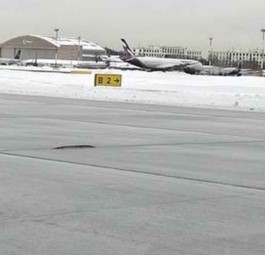 Piste 06C/24C am Airport Sheremetyevo: Das Bild zeigt die sich lösenden Fugendichtungen.