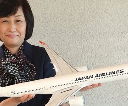 Mitsuko Tottori, Präsidentin und Gruppenchefin von JAL: Erneut Gehaltskürzung.