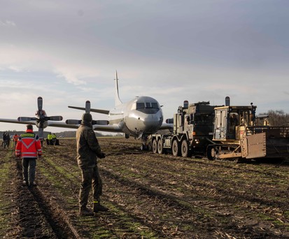 Schleppvorhaben P-3C Orion zum Aeronauticum: Das Flugzeug wurde 1,6 Kilometer weit über ein Feld gezogen.