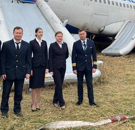 Die Crew von Ural Airlines nach der Notlandung.