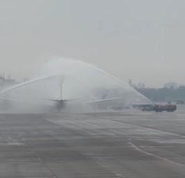 Austrian Airlines' erster Dreamliner bekommt in Düsseldorf Wassersalut