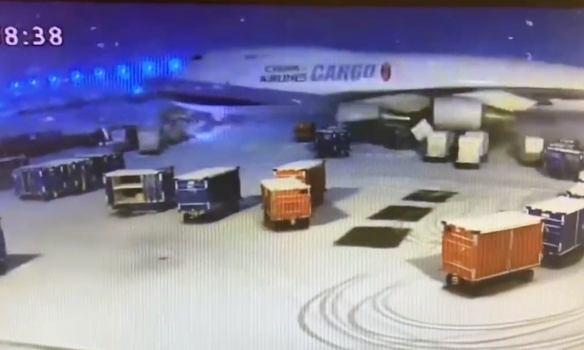 Jumbo vs. Gepäckcontainer: Beide nahmen Schaden.