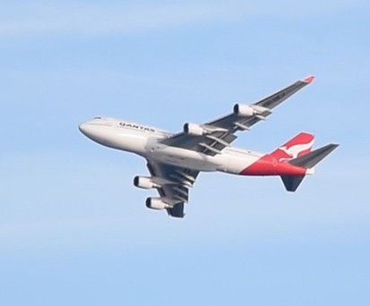 Boeing 747 von Qantas zeichnet Känguru an den Himmel