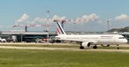 Airbus A321 von Air France in Marseille: Die Flüge nach Lyon dürfen bleiben - vorerst.