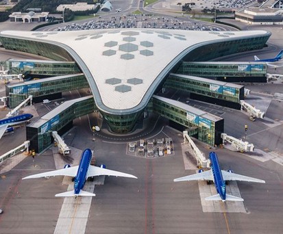 Flieger von Azal - Azerbaijan Airlines am Hauptdrehkreuz in Baku: Die staatliche Fluglinie will auf der Langstrecke wachsen.