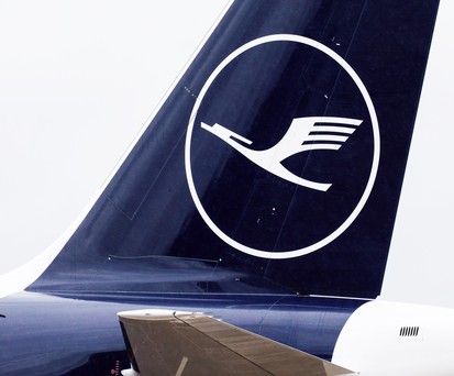 Leitwerk eines Airbus A320 von Lufthansa: Die Fluglinien der Gruppe rücken noch enger zusammen.