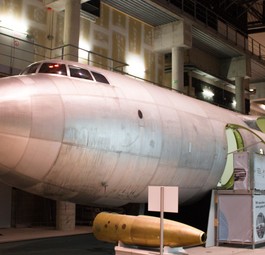 In einem Hangar am Flughafen Dresden steht das einzige Überbleibsel aus der Ära Baade 152. Der Rumpf mit der Nummer 11 hob nie ab und hat nie Flügel bekommen, wurde aber als einziges Bauteil vor der Verschrottung bewahrt.