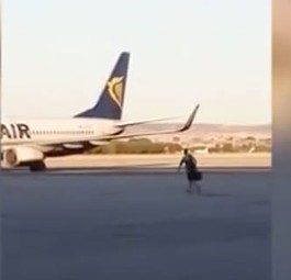 Mann springt auf Vorfeld und jagt Flug hinterher