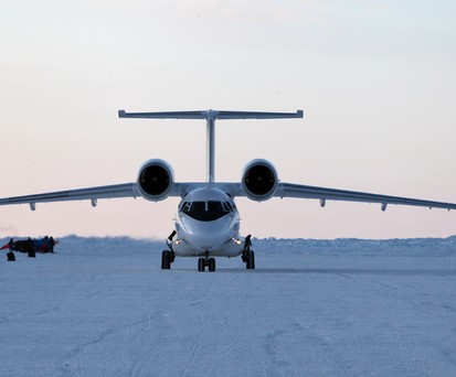 Die Antonov An-74 landet auf einer Eispiste, ...