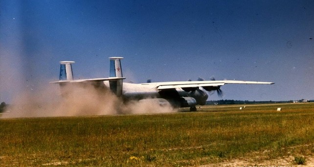 Eine Antonov An-22 landet in einem Feld: Ein Wunderwerk.