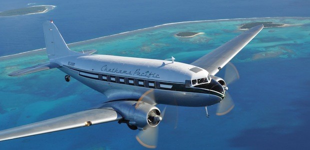 Chatham Pacific, einer der letzten DC-3-Betrieber im Liniendienst, stellt alle Flüge aus Protest ein.