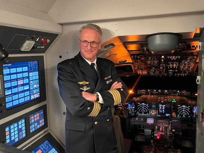 Broder Nielsen, Kommandeur des Marinefliegergeschwaders, im Boeing-737-800-Simulator bei LAT in Berlin.