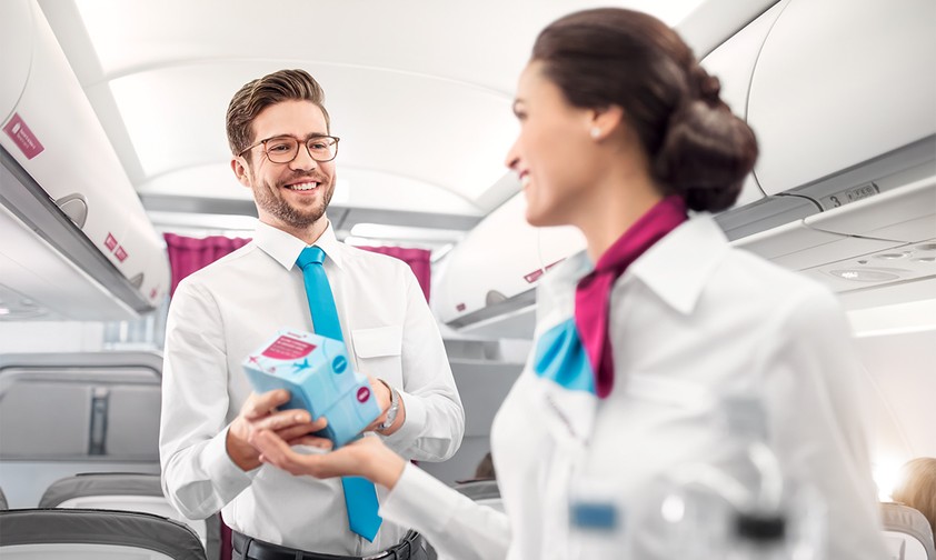 Eurowings-Flugbegleiter: Die Snackbox wird abgeschafft.