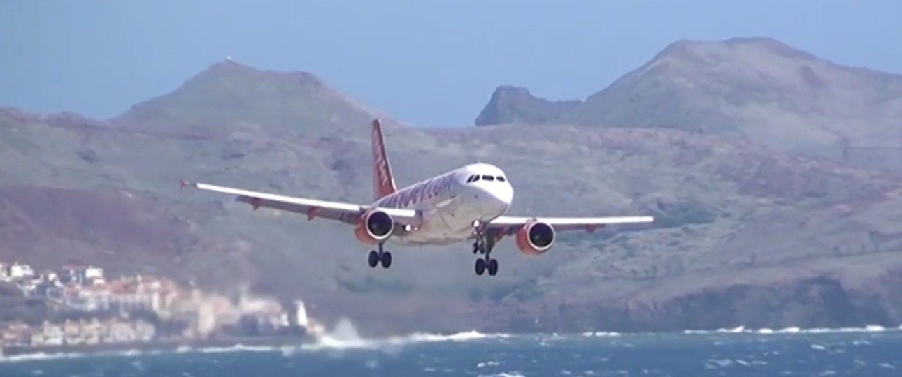 Easyjet-Flieger beim Anflug auf Madeira: Er war nicht der Einzige, der es schwer hatte.