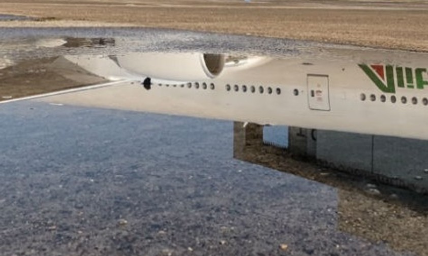 Flieger von Alitalia spiegelt sich in einer Pfütze: Wer bekommt die Fluggesellschaft?