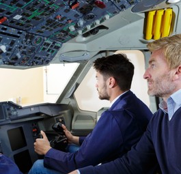 Piloten in einem Cockpit: Die Easa schickt Testpersonal regelmäßig für die Zulassung neuer Flugzeuge um die Welt.