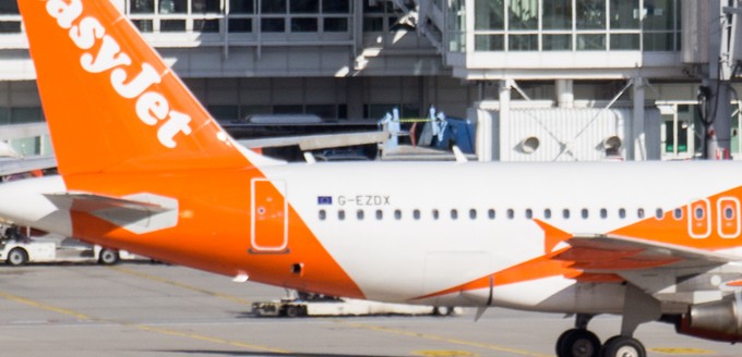 Doch Easyjet versah irgendwann auch ihre in Großbritannien registrierten Flugzeuge mit einer europäischen Fahne.