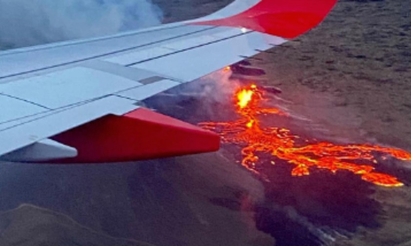 Blick aus dem Flugzeug: Lava bahnt sich ihren Weg am Boden.
