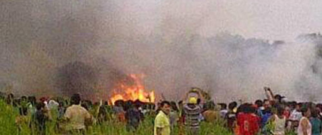 Die Absturzstelle: Die Maschine ging sofort in Flammen auf.