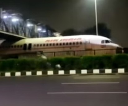 Ex-Air-India-Flieger bleibt unter Brücke stecken