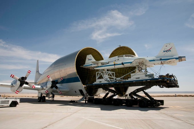 ... Guppy-Varianten, so etwa der Super Guppy Turbine, von dem vier Exemplare gebaut wurden. Airbus transportierte mit ihnen bis in die 1990er-Jahre große Bauteile zwischen seinen Werken hin und her. Heute ist nur noch einer der Guppys in Betrieb. Er gehört der Nasa. Hier zu sehen im Jahr 2013 beim Transport von zwei Jets.