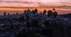 Zwischen diesen weit entfernten Städten reisen viele Passagiere, es gibt aber noch keinen Direktflug: Bangkok - Los Angeles. Die beiden Metropolen liegen 7171 Seemeilen oder 13.281 Kilometer voneinander entfernt.