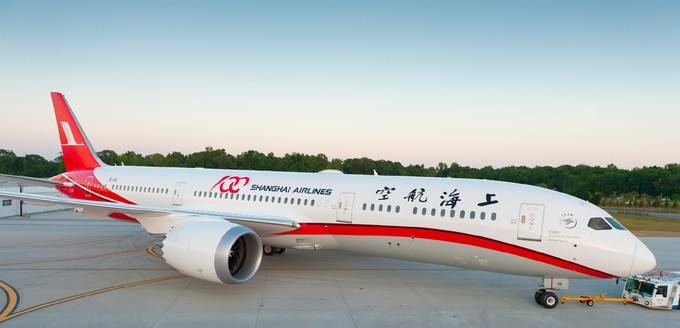 100. Flugzeug von Shanghai Airlines: Die Sonderlackierung der Boeing 787 stellte die Airline vergangenes Jahr vor.
