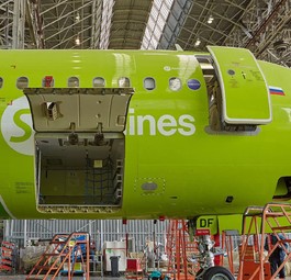 Jet von S7: Russische Airlines brauchen Ersatzteile.