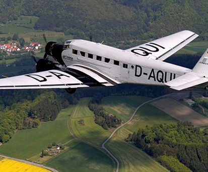 Ein bewegliches Denkmal im Einsatz: In der Ju 52 von 1936 kann man mittlerweile Rundflüge machen.