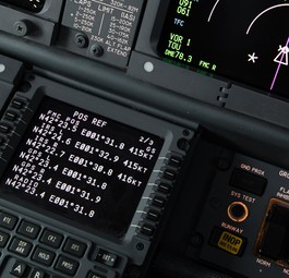 Cockpit einer Boeing 737 mit der Control Display Unit des Flugmanagementsystems: Wurde geklaut.