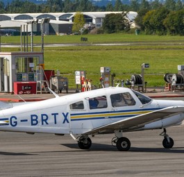 Piper PA-28 vor einer Tankstelle: Avgas 100LL ist in der EU bis 2032 erlaubt.