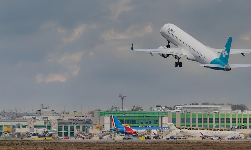 Flieger von Air Dolomitin in mailand-Linate: Die Lufthansa-Gruppe muss am Flughafen Federn lassen.