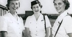 1948–1959: Qantas Empire Airways stellt ihre ersten neun Flugbegleiter ein und führt eine Uniform im Militärstil ein – im Winter ein marineblauer Rock mit Jacke, im Sommer ein weißes Kleid. Eine marineblaue Futtermütze wird über dem rechten Auge getragen. 1953 wird der Winteranzug überarbeitet, die Aufschläge entfernt und das militärische Design reduziert.