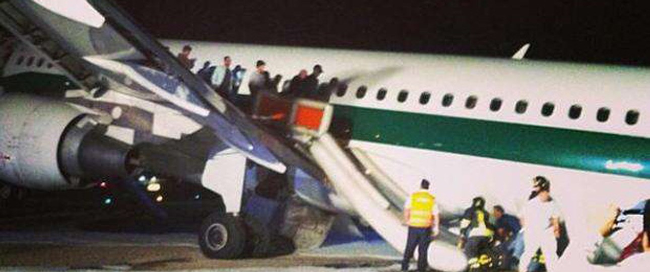 Alitalia-Jet nach der Bruchlandung: Weißer Schaum ist eher unüblich.