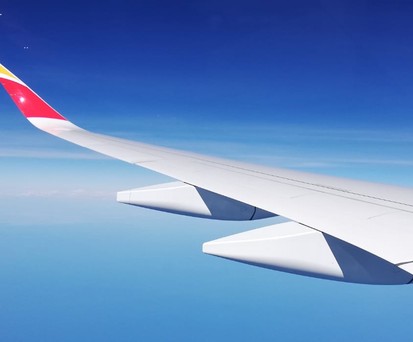 Tragfläche eines A350 von Iberia: Die Airline war von Luftraumschließungen betroffen.
