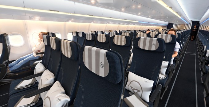 ... landet man erst in der Premium Economy. Anders als bei einigen anderen Airlines gibt es bei Condor keinen speziell neu gebauten Sitz. Die Sitze in der Premium Economy bieten aber 15 Zentimeter mehr Beinfreiheit.