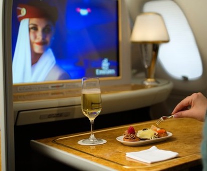 Emirates serviert Dom Pérignon in der ersten Klasse. Die Business-Class-Passagiere dürfen sich über Moët & Chandon freuen.