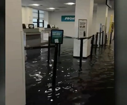 Flughafen La Guardia nach sintflutartigen Regenfällen überschwemmt