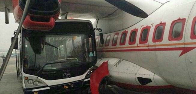 Bus gegen ATR: Das Flugzeug nahm starken Schaden.