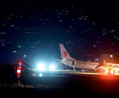 Die verunglückte Boeing 737: Rettungskräfte versuchen, sie wieder auf festen Grund zu ziehen.