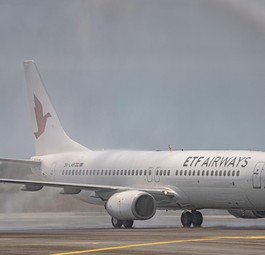 Begrüßung der ersten Boeing 737 von ETF Airways mit Wasserfontäne: