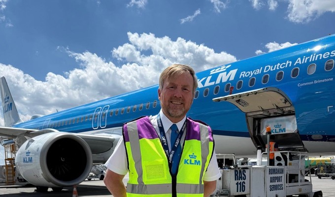 Willem-Alexander vor dem neuen Flugzeug in Bukarest.