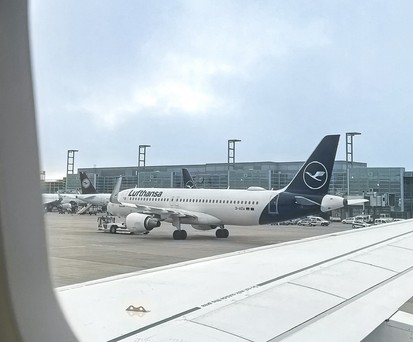 Lufthansa-Airbus A320 aus einem Flugzeug: Am 13. und 14. April fallen hunderte Flüge aus.