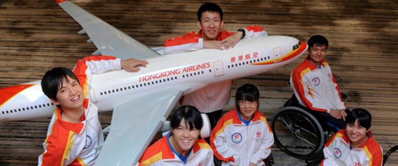 Sportler vor einem Fliegermodell von Hong Kong Airlines: Vorerst keine neuen Flugzeuge.