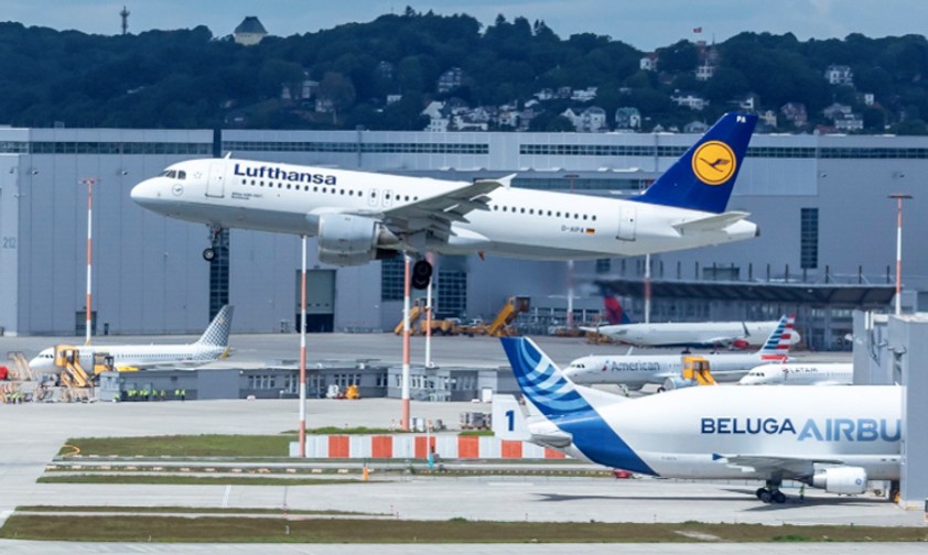 Die D-AIPA überfliegt zum Abschied das Airbus-Werk in Hamburg-Finkenwerder.