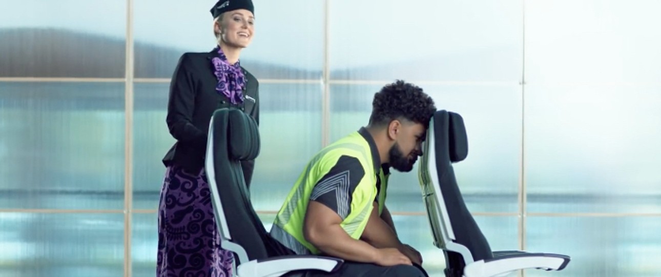 Sicherheitsvideo von Air New Zealand: Beim Notausgang Pflicht.