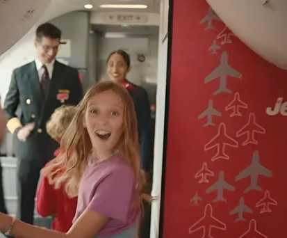 Szene aus dem Original-Werbespot von Jet 2: WUrde im Netz umgedeutet.