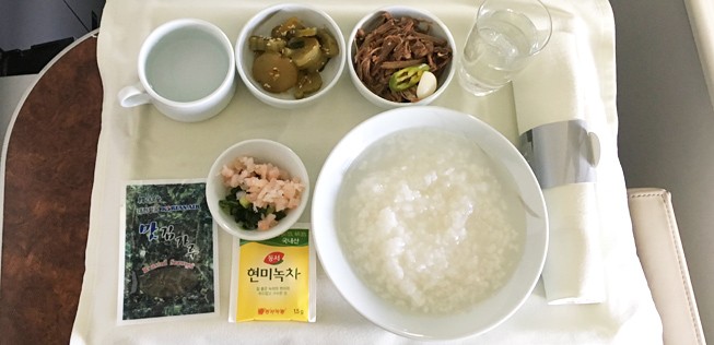 Das Frühstück: Koreanisches Reis-Porridge mit Beilagen.