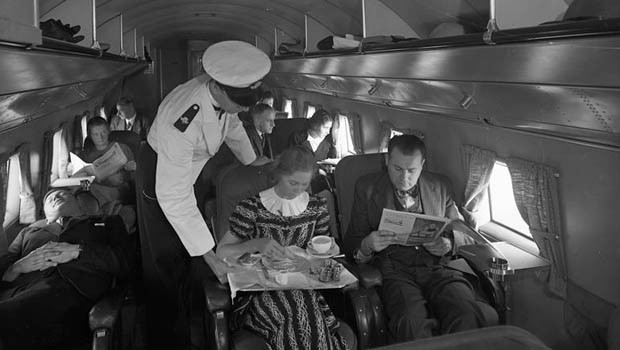 Schon 1934 nahm die niederländische Fluglinie Langstreckenflüge auf. Von Amsterdam ging es nach Batavia, wie Jakarta damals noch hieß. Der Flug wurde in einer Fokker F-VII absolviert. (Im Bild: Kabine einer DC-3 im Jahr 1937)