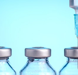 Spritze: Der Impfstoff muss nicht nur entwickelt, sondern auch verteilt werden.